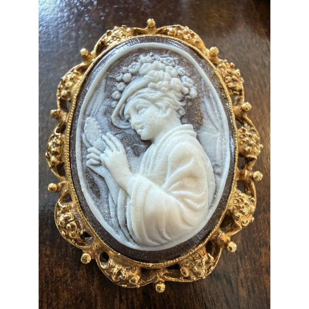 Vintage Victorian Cameo‎ Gold Tone Brooch